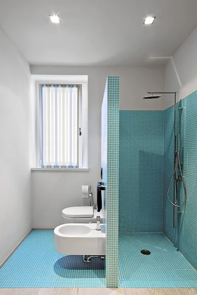 Кирпичный душ в современной ванной комнате — стоковое фото