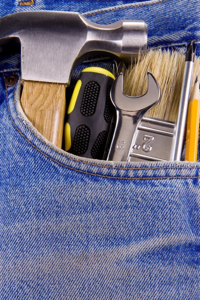 Набор инструментов и инструментов в старые джинсы — стоковое фото