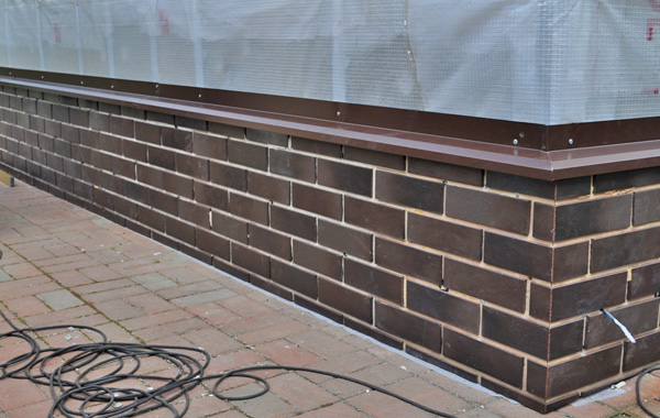 карниз на цоколь дома фото