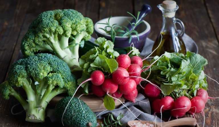 Всегда будут уместными к столу редис и свежая зелень: укроп, луковое перо, салат, щавель