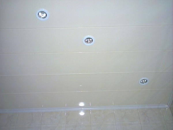 пластиковый потолок в ванной фото