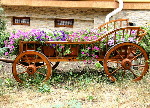 Декоративная телега с цветами фото
